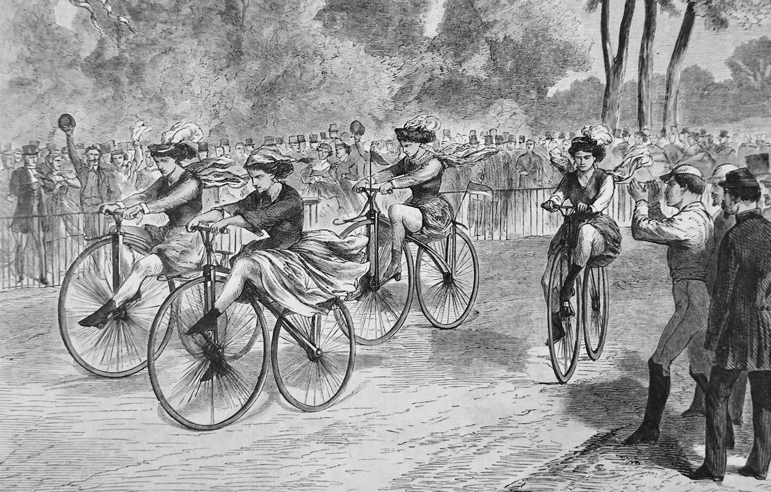 Beim ersten Radrennen 1868 sind vier Frauen schnell unterwegs. Der Holzstich steht hier für das Lektorat für Museen.